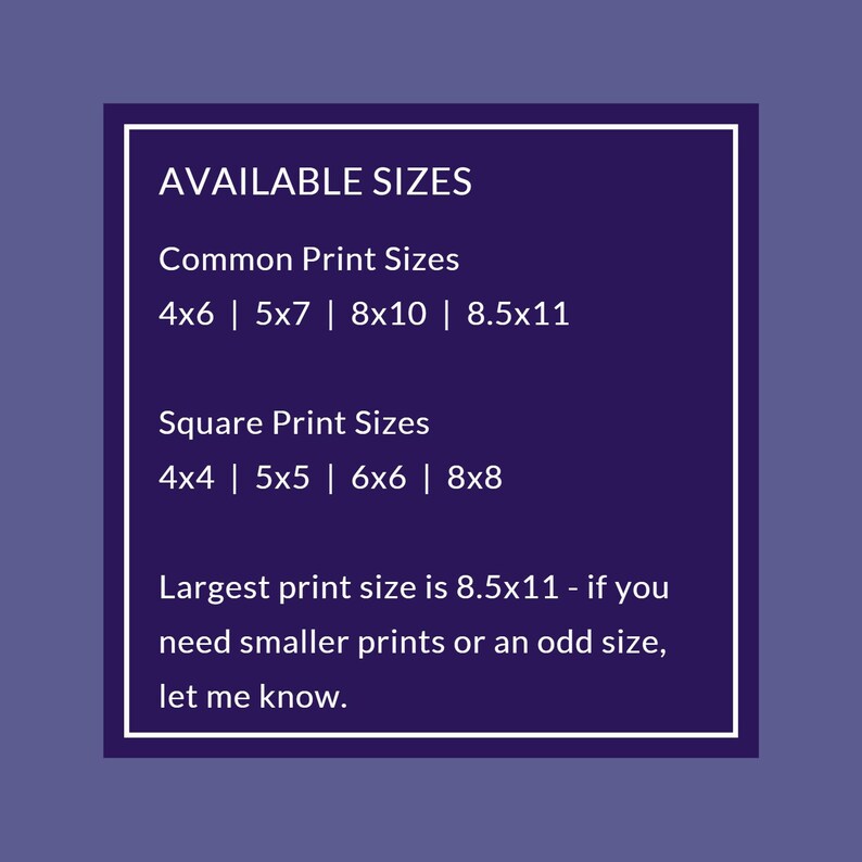 Op de afbeelding: Een wit tekstvak op een paarse achtergrond geeft de beschikbare afdrukformaten voor kunstwerken weer. De tekst luidt "AVAILABLE SIZES", "Common Print Sizes", "4x6 | 5x7 | 8x10 | 8.5x11", "Square Print Sizes", "4x4 | 5x5 | 6x6 | 8x8", "Largest print size is 8.5x11 - if you need smaller prints or an odd size, let me know."