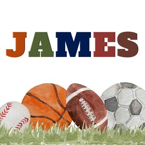 Op de afbeelding: De naam "JAMES" is gespeld in kleurrijke letters met een basketbal, een voetbal, een honkbal en een voetbal in het gras eronder.