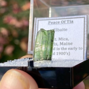 Turmalina verde, turmalina, miniatura, minerales de Maine, minerales raros, regalo de cazador de rocas, regalo de cumpleaños, regalo de Navidad