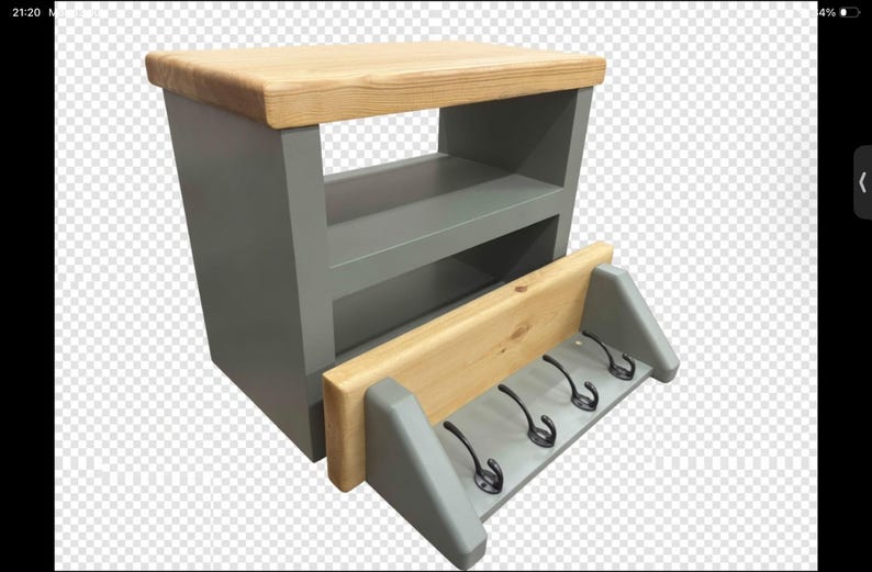 Puede incluir: Una unidad de almacenamiento de madera gris con una superficie superior de madera clara natural y un estante abierto. En la parte frontal hay una secci&oacute;n inferior de madera gris con un borde superior de madera clara y cuatro ganchos de metal negro.