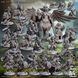 Può includere: Una collezione di figurine in miniatura grigie, tra cui figure alate, guerrieri e creature simili a lupi. Le figurine sono disposte su una superficie, con il testo "SOLARMANE RAKSHAKIN" in alto. Il logo Artisan Guild è visibile.