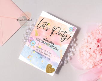 Pode incluir: Um convite para uma festa com um design em estilo aquarela. O convite diz "Let's Party!" e celebra o 8º aniversário de Ashlynn. O convite inclui a data, hora e local. O design apresenta cores pastel, detalhes dourados e ilustrações de balões.