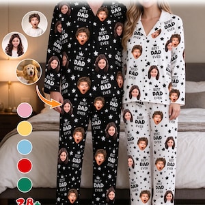 Op de afbeelding: Een gepersonaliseerde pyjamaset bestaande uit twee overhemden met lange mouwen en bijpassende broeken. De ene set is zwart en de andere wit, beide bedrukt met sterpatronen, de tekst "BEST DAD EVER" en gepersonaliseerde fotogezichten.
