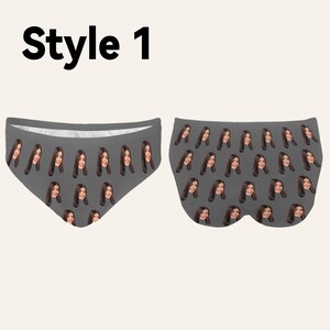 Op de afbeelding: Twee paar grijze ondergoed met een herhalend patroon van een vrouwen gezicht. De tekst "Style 1" staat bovenaan de afbeelding.