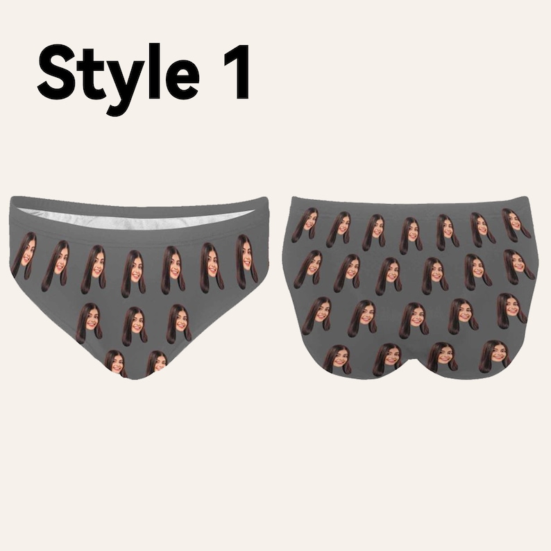 Op de afbeelding: Twee paar grijze ondergoed met een herhalend patroon van een vrouwen gezicht. De tekst "Style 1" staat bovenaan de afbeelding.