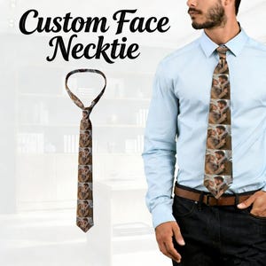 Può includere: Una cravatta personalizzata con un motivo ripetuto di una coppia. La cravatta è marrone e beige con un motivo ripetuto di una coppia. Il testo "Custom Face Necktie" è nella parte superiore dell'immagine.