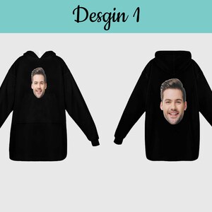 Puede incluir: Sudadera con capucha negra con la cara de una persona impresa en la parte delantera. La cara est&aacute; centrada en la sudadera y es un primer plano de la cabeza y los hombros de la persona.