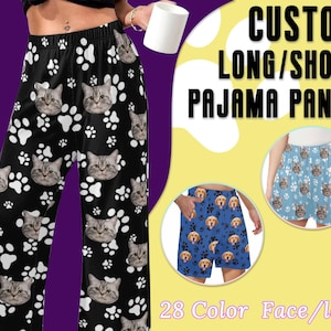 Op de afbeelding: Getailleerde lange of korte pyjamabroek met een pootprintpatroon en een kattengezichtsontwerp. 28 kleur opties voor gezicht/logo zijn beschikbaar.