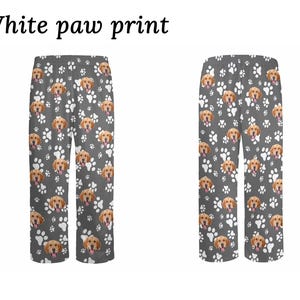 Op de afbeelding: Grijze pyjamabroek met een wit pootprint- en hondengezichtspatroon.