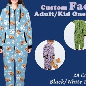 Op de afbeelding: Een blauwe onesie voor volwassenen/kinderen met een aangepast gezichtsontwerp. De onesie heeft een zwarte rits en zwarte en witte potafdrukken. De tekst "Custom Face Adult/Kid Onesie" staat bovenaan de afbeelding. De tekst "28 Color Black/White Paw" staat onderaan de afbeelding.