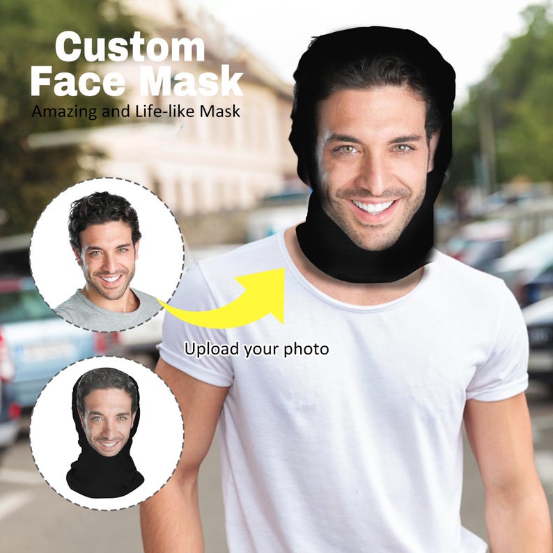 K&ouml;nnte beinhalten: Ein wei&szlig;es T-Shirt mit einer schwarzen Gesichtsmaske, die das Gesicht einer Person zeigt. Der Text "Custom Face Mask" und "Amazing and Life-like Mask" wird &uuml;ber dem Bild angezeigt. Ein Pfeil zeigt auf die Maske mit dem Text "Upload your photo".