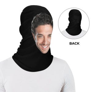 K&ouml;nnte beinhalten: Ein schwarzer Nackenschutz mit einer Gesichts&ouml;ffnung. Die R&uuml;ckseite des Nackenschutzes ist auf einem separaten Bild zu sehen.