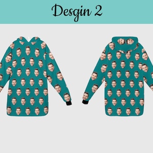 Puede incluir: Una sudadera con capucha azul turquesa con un patr&oacute;n repetido de la cara de un hombre.