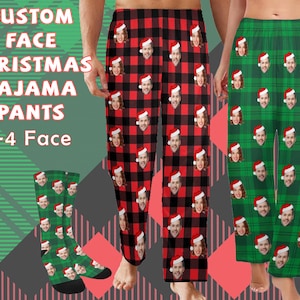 Pode incluir: Calça de pijama xadrez vermelha e preta com tema natalino. A calça apresenta um padrão repetido de rostos usando chapéus de Papai Noel.  "Custom Face Christmas Pajama Pants 1-4 Face" está escrito em branco sobre um fundo xadrez verde e vermelho.