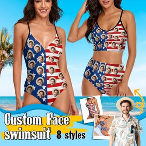 Op de afbeelding: Twee vrouwen dragen badpakken met aangepaste gezichtsontwerpen. De badpakken hebben een rood-wit-blauw Amerikaans vlagpatroon met bedrukte gezichten. De tekst "Custom Face Swimsuit 8 styles" staat onderaan de afbeelding.