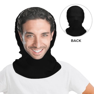 K&ouml;nnte beinhalten: Eine schwarze Gesichtsmaske mit einem gedruckten Bild eines M&auml;nnergesichts. Die Maske besteht aus einem weichen, dehnbaren Stoff und bedeckt das gesamte Gesicht des Tr&auml;gers, bis auf die Augen. Die R&uuml;ckseite der Maske ist einfarbig schwarz.