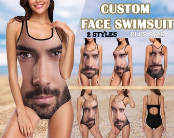 Op de afbeelding: Twee stijlen van badpakken met een aangepast gezicht, waarop een mannengezicht is gedrukt. Het badpak is zwart met dunne bandjes. De tekst "CUSTOM FACE SWIMSUIT" en "2 STYLES" staat bovenaan de afbeelding. De tekst "PLUS SIZE" staat rechtsboven in de afbeelding.