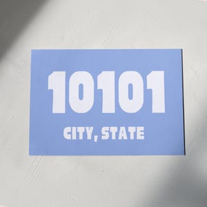 Può includere: Un poster blu chiaro con il numero 10101 in bianco in grassetto e il testo "CITY, STATE" in bianco sotto il numero.