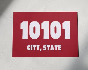 Aangepaste poster met postcode en stad • Gepersonaliseerde muurkunst • Digitale download • Decor studentenkamer • Trendy afdrukbare poster • Rood en wit
