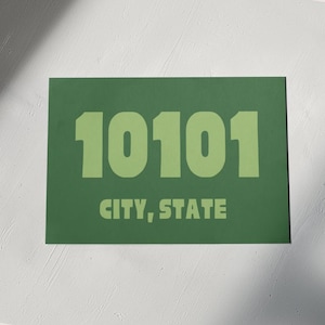 Stampa personalizzata con codice postale e città • Arte murale personalizzata • Download digitale • Decorazione per dormitori universitari • Poster stampabile alla moda • Verde chiaro/scuro