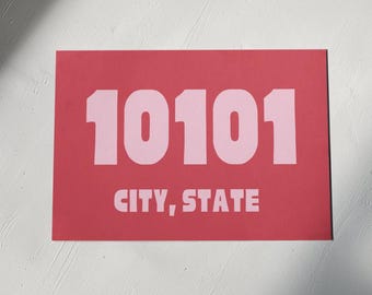 Aangepaste poster met postcode en stad • Gepersonaliseerde muurkunst • Digitale download • Decor studentenkamer • Trendy afdrukbare poster • Rood en roze