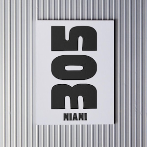 Puede incluir: Impresión gráfica en blanco y negro de la palabra "BOS" con la palabra "MIAMI" debajo.