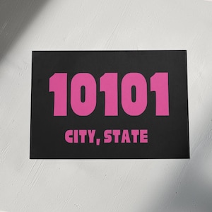 Könnte beinhalten: Ein schwarz-weißes Schild mit der Nummer 10101 in Pink und dem Text "CITY, STATE" in Pink.
