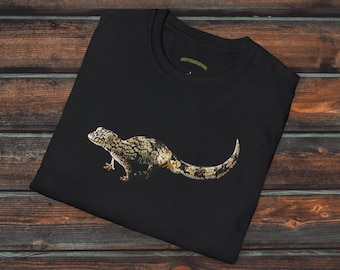 Może przedstawiać: Czarny T-shirt z nadrukiem graficznym gekona z wzorem w kolorze białym i brązowym.