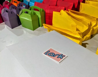 Lark the Box es una caja de una sola vez o de suscripción llena de actividades preparadas y divertidas para los niños, que es una alternativa perfecta a los dispositivos.