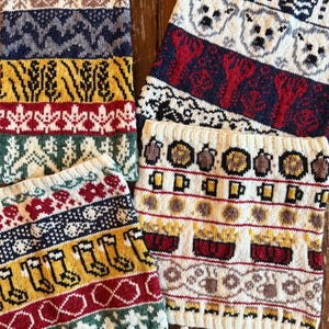 Puede incluir: Cuatro piezas de tela tejida con patrones coloridos. Los diseños incluyen osos, trigo, jarras de cerveza y formas geométricas en rojo, amarillo, azul y blanco. Los textiles parecen estar tejidos a mano con una estética rústica.