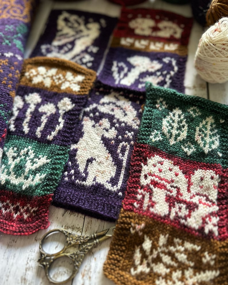 Pode incluir: Uma cole&ccedil;&atilde;o de quadrados de malha com v&aacute;rios desenhos, incluindo um gato branco, cogumelos e padr&otilde;es florais. Os quadrados s&atilde;o em tons de marrom, verde, roxo e vermelho.