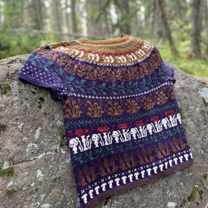 Pode incluir: Um su&eacute;ter de malha roxo, marrom, verde e branco com um padr&atilde;o de cogumelos e flores.