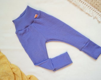 Pantalón para bebé 74/80 confeccionado en lana reciclada en color violeta pastel