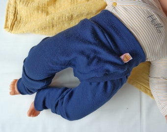 Split pants for babies 62/68 for keeping them diaper-free and dry are made from 100% upcycled wool in dark blue