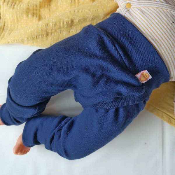 Splitpants für Babys 62/68 zum Windelfrei Abhalten und Trocken werden aus 100 % Upcycling-Wolle in Dunkelblau