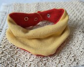 Tuch Schal mitwachsend und wendbar für Babys aus Upcycling Seide & Kaschmir in Gelb und Rostrot