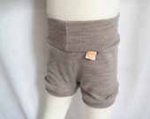 Kurze Hose Shorts für Babys 74/80 aus 100 % Upcycling Wolle in Hell-Grau-Braun