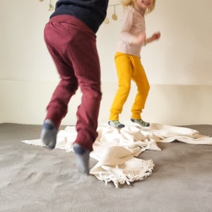 Split pants for toddlers 98/104 for keeping diaper-free and dry are made from 100% upcycled wool in wine red