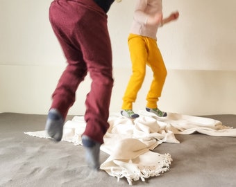 Split pants for toddlers 98/104 for keeping diaper-free and dry are made from 100% upcycled wool in wine red