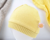 Beanie cap for babies and toddlers made of cashmere and silk upcycling in yellow