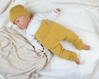 Wollkleidung Baby-Set aus Hose und Mütze für Neugeborene 50/56 aus 100 % Upcycling Wolle in Senfgelb