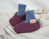 Warme Babyschuhe 3-6 M aus Upcycling Wolle in Beerenlila und Hellblau
