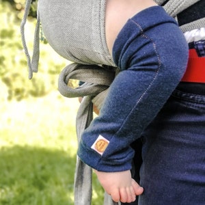 Punhos de transporte nas pernas, babylegs feitos de lã reciclada para bebês e crianças pequenas em azul escuro