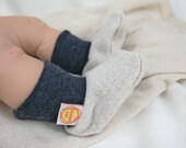 Warme Babyschuhe aus Upcycling Wolle in Beige & Dunkelgrau