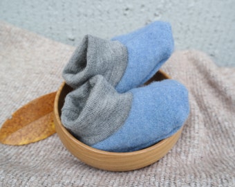 Chaussures chaudes pour bébé en laine recyclée durable 0-3 mois en bleu clair et gris