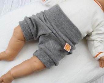 Kurze Hose Shorts Windelhose für Neugeborene Babys aus 100 % geretteter Upcycling Wolle Größe 50/56 in Grau