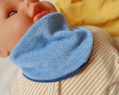Dreieckstuch Schal mitwachsend wendbar für Babys aus Upcycling Seide & Kaschmir in Hellblau und Blau