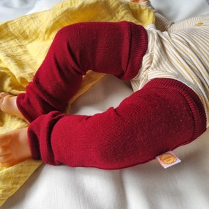 Punhos de transporte nas pernas, babylegs feitos de lã reciclada, proteção solar natural no verão para bebês e crianças pequenas no transportador em vermelho