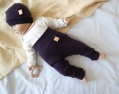 Baby-Set aus Hose und Mütze für Neugeborene 50/56 aus 100 % Upcycling Merino-Wolle in Pflaumenlila