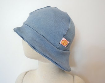 Cappello da sole estivo da bambino con protezione per il collo realizzato in seta di lana riciclata al 100% in azzurro cielo